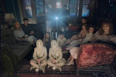 Miss Peregrine’s Home for Peculiar Children: Eva Green, Asa Butterfield e il resto del cast riunito a una proiezione casalinga