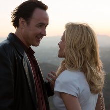 Love & Mercy: John Cusack ed Elizabeth Banks in un momento romantico