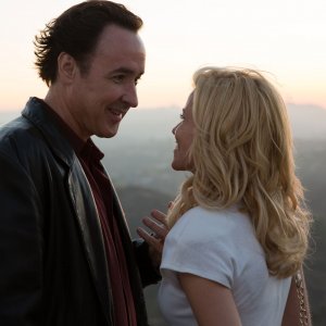 Love & Mercy: John Cusack ed Elizabeth Banks in un momento romantico