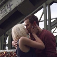 Autobahn - Fuori controllo: Nicholas Hoult e Felicity Jones si baciano in una scena del film