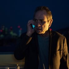 Criminal: Tommy Lee Jones in una scena del film