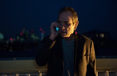 Criminal: Tommy Lee Jones in una scena del film