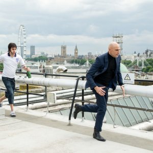 Grimsby - Attenti a quell'altro: Sacha Baron Cohen e Mark Strong in una scena del film