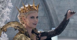 Il cacciatore e la regina di ghiaccio: una perfida Charlize Theron in una scena del film