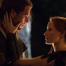 Il cacciatore e la regina di ghiaccio: Chris Hemsworth e Jessica Chastain in una scena del film