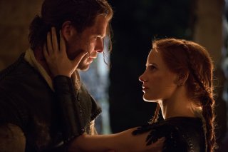 Il cacciatore e la regina di ghiaccio: Chris Hemsworth e Jessica Chastain in una scena del film