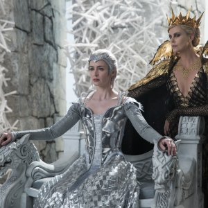Il cacciatore e la regina di ghiaccio: Charlize Theron ed Emily Blunt in un momento del film