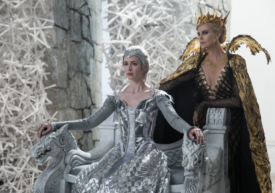 Il cacciatore e la regina di ghiaccio: Charlize Theron ed Emily Blunt in un momento del film