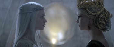Il cacciatore e la regina di ghiaccio: Charlize Theron ed Emily Blunt in una scena del film