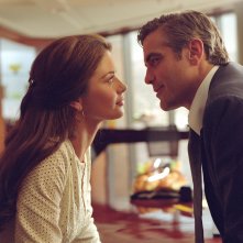 Prima ti sposo, poi ti rovino: Catherine Zeta-Jones e Goerge Clooney in una scena del film dei Coen