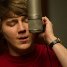 Love & Mercy: un primo piano di Paul Dano impegnato a cantare