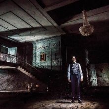 Amleto: Ciarán Hinds in una scena