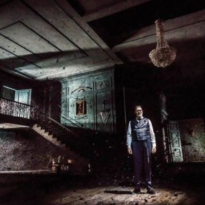 Amleto: Ciarán Hinds in una scena