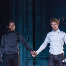 Amleto: Benedict Cumberbatch e Kobna Holdbrook-Smith in una scena