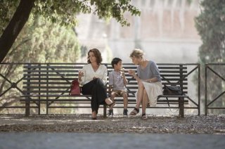 Nemiche per la pelle: Margherita Buy, Claudia Gerini e Jasper Cabal in una scena del film