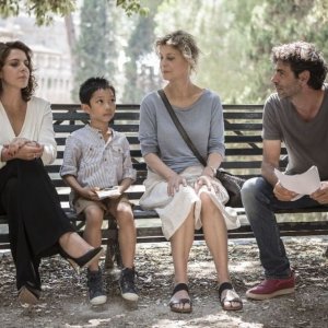 Nemiche per la pelle: il regista Luca Lucini insieme a Margherita Buy, Claudia Gerini e Jasper Cabal sul set del film