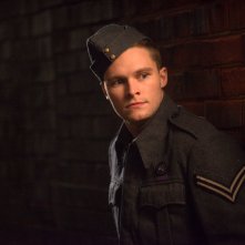 Una notte con la regina: Jack Reynor in una scena del film