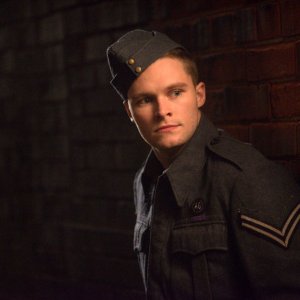 Una notte con la regina: Jack Reynor in una scena del film