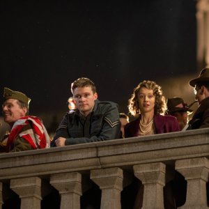 Una notte con la regina: Jack Reynor e Sarah Gadon in una scena del film