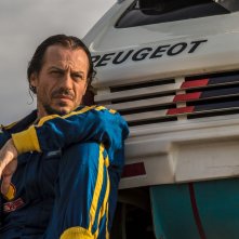 Veloce come il vento: Stefano Accorsi in una scena del film
