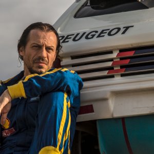 Veloce come il vento: Stefano Accorsi in una scena del film