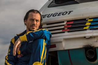 Veloce come il vento: Stefano Accorsi in una scena del film