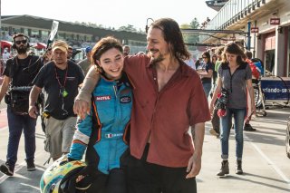 Veloce come il vento: Matilda De Angelis e Stefano Accorsi in una scena del film