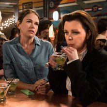 Younger: le attrici Sutton Foster e Debi Mazar interpretano Liza e Maggie