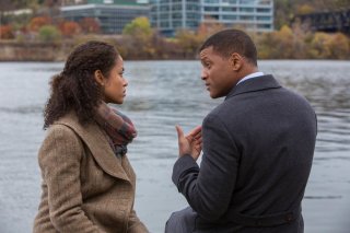 Zona d'ombra - Una scomoda verità: Gugu Mbatha-Raw e Will Smith in una scena del film