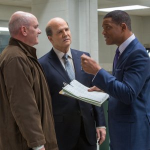 Zona d'ombra - Una scomoda verità: un pensieroso Will Smith, Mike O'Malley e Albert Brooks in una scena del film