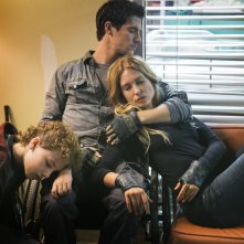 Falling Skies: Maxim Knight, Drew Roy e Sarah Carter in una foto della terza stagione