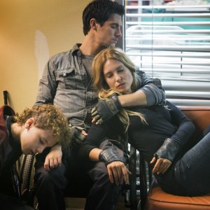 Falling Skies: Maxim Knight, Drew Roy e Sarah Carter in una foto della terza stagione