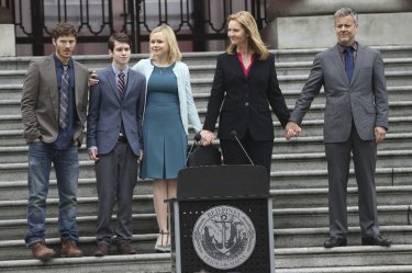 The Family: Zach Gilford, Liam James, Alison Pill, Joan Allen e Rupert Graves in una foto della serie