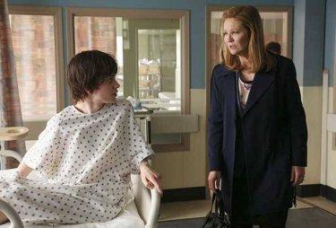 The Family: Liam James e Joan Allen in una foto del primo episodio