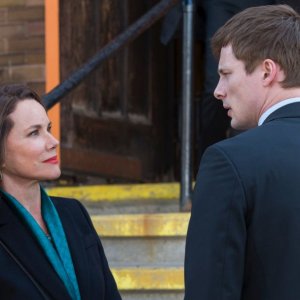 Damien: Barbara Hershey e Bradley James in una foto della serie