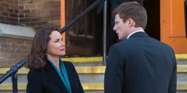 Damien: Barbara Hershey e Bradley James in una foto della serie