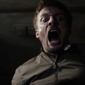 Damien: Bradley James in una terrificante foto della serie