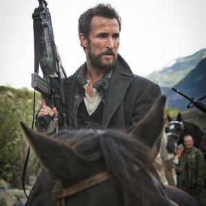 Falling Skies: Noah Wyle è Tom Mason in Collateral Damage