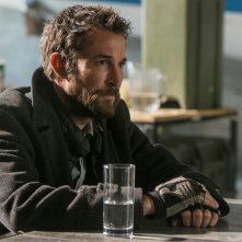Falling Skies: il protagonista Noah Wyle nel quarto episodio della terza stagione