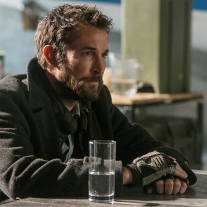 Falling Skies: il protagonista Noah Wyle nel quarto episodio della terza stagione