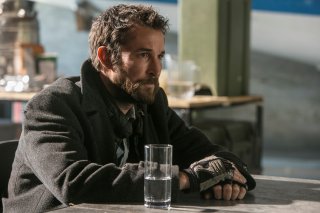 Falling Skies: il protagonista Noah Wyle nel quarto episodio della terza stagione