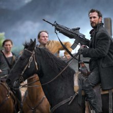 Falling Skies: Noah Wyle a cavallo in una foto della première della terza stagione