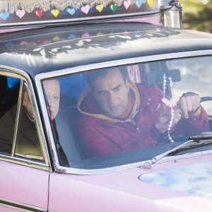 La coppia dei campioni: Max Tortora e Massimo Boldi in macchina in una scena del film