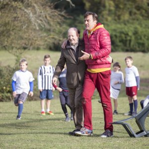 La coppia dei campioni: Max Tortora e Massimo Boldi camminano in una scena del film