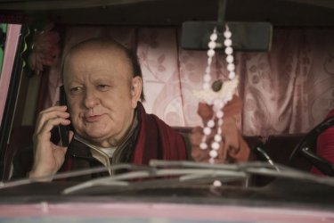 La coppia dei campioni: Massimo Boldi al telefono in una scena del film