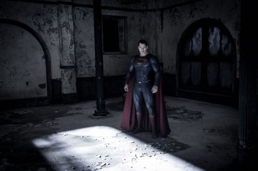 Batman v Superman: Dawn of Justice, Henry Cavill in una scena del film