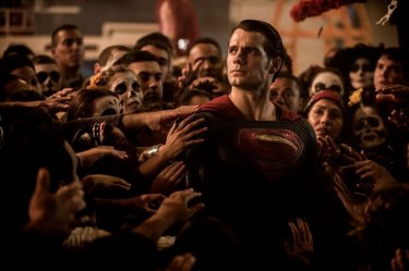 Batman v Superman: Dawn of Justice, Henry Cavill immerso tra la gente in una scena del film