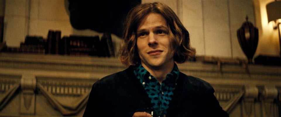 Batman v Superman: Dawn of Justice, Jesse Eisenberg in una scena del film