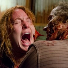 The Walking Dead: l'attrice Alicia Witt in un drammatico momento dell'episodio Nella stessa barca