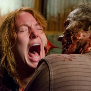 The Walking Dead: l'attrice Alicia Witt in un drammatico momento dell'episodio Nella stessa barca